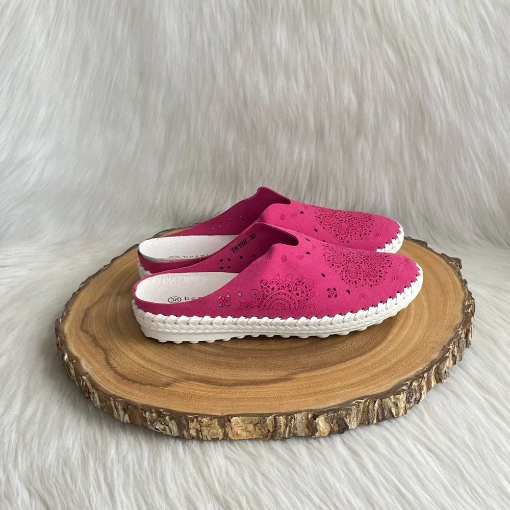 LIKE NEW bernie mev. perforated leather slide sneakers